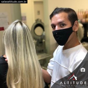 Cabeleireiro Johnnye finalizando mechas