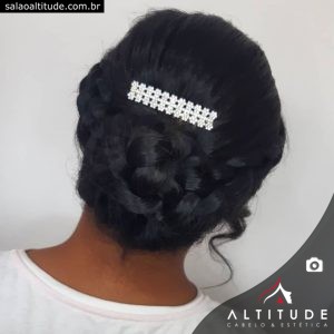 Penteado estilo coque trançado