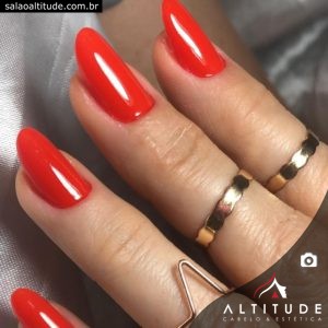 Unhas de fibra de vidro com esmalte vermelho