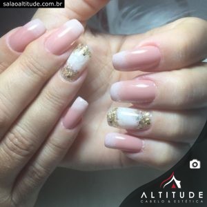 Banho de gel com unha decorada