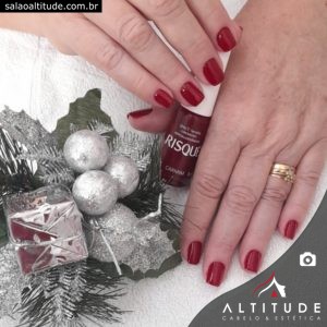 Banho de gel com esmalte vermelho