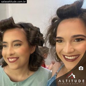 Duas clientes maquiadas e felizes no salão de beleza