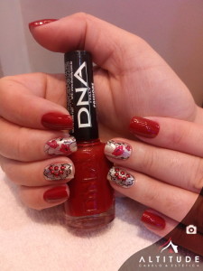 Unhas decoradas com adesivos