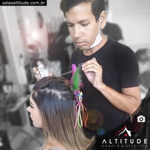 Cabeleireiro ajeitando um penteado de Carnaval