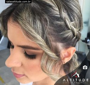 Penteado semi-preso com trança e maquiagem