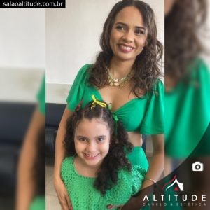 Mãe e filha maquiadas