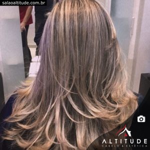 Mechas clássicas com loiro perolado