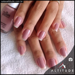 Unhas com esmalte nude Chic Pele