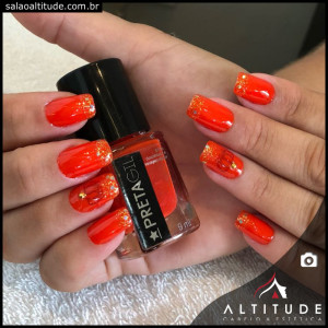 Unhas vermelhas com glitter