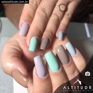Unhas multicoloridas verde e nude