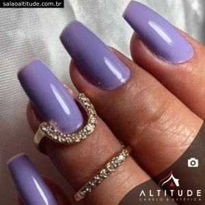 Unhas de fibra de vidro na cor lilás/lavanda com anel de unha no dedo
