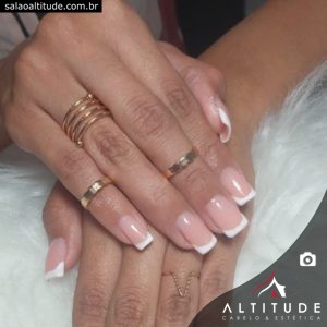 Unhas de gel com francesinha