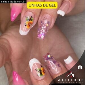 Unhas de gel encapsuladas e decoradas