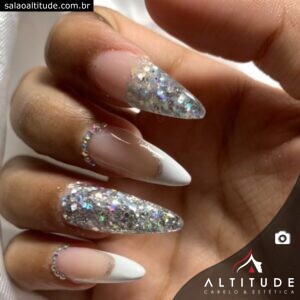 Unhas de gel encapsuladas e decoradas