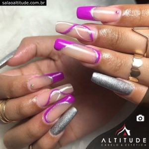 Unhas de gel na tips decoradas