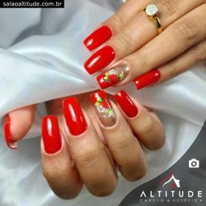 Unhas de gel decoradas com adesivos