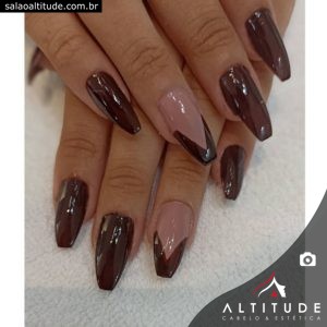 Unhas postiças com francesinha invertida