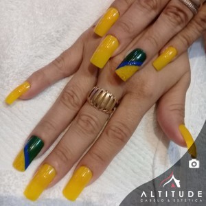 Unhas postiças nas cores do Brasil