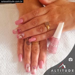 Unhas rosas decoradas com adesivos de unhas